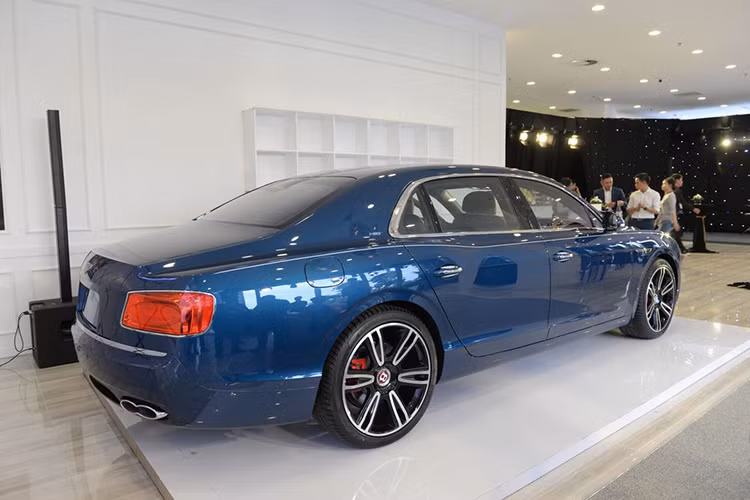 Ngoài ra, Bentley còn cung cấp 16 lựa chọn màu sơn ngoại thất nữa, khách hàng cần yêu cầu trước khi đặt xe để nhà sản xuất kịp chuẩn bị sơn thủ công. Chiếc Flying Spur V8 S chính hãng màu xanh này còn sở hữu hệ thống chiếu sáng sử dụng bóng LED toàn bộ, từ trước ra đến sau.