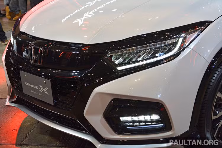 Honda HR-V Modulo X sở hữu ngoại hình thể thao hơn, phần đầu xe gây ấn tượng với lưới tản nhiệt màu đen được tạo hình thành chữ X, ngoài ra gói trang trí mới ở, sườn xe và đuôi xe, tổng thể giúp cho ngoại hình HR-V trở nên thể thao và năng động hơn.
