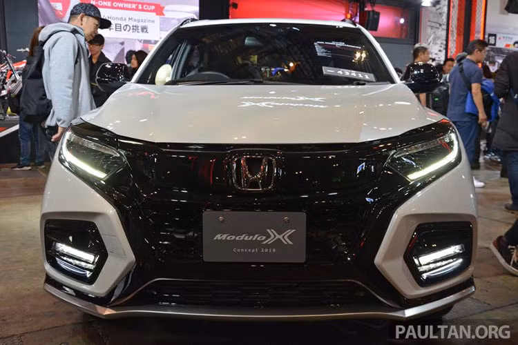 Cuối cùng, phiên bản Honda HR-V Modulo X sẽ được bổ sung thêm hệ thống treo mới đi cùng thanh gia cố để cải thiện cảm giác lái. Giá xe Honda HR-V Modulo X cho 2 phiên bản Touring và Hybrid lần lượt là 3.528.800 Yên (745 triệu đồng) và 3.617.900 Yên (764 triệu đồng). Khách hàng có 4 lựa chọn màu sắc bao gồm Xanh Premium Crystal Metallic và Đỏ Premium Crystal Metallic.