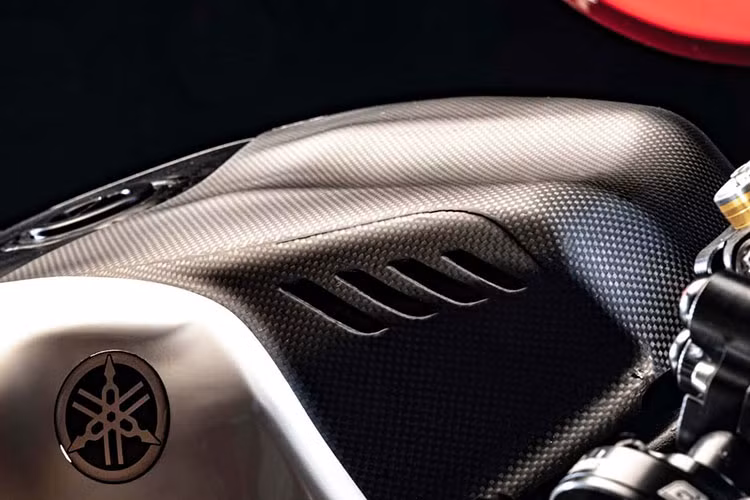 Cụ thể, Yamaha YZF-R1 GYTR Pro bản đặc biệt kỷ niệm 25 năm này sử dụng khung carbon siêu bền và nhẹ. Hệ thống treo trên R1 GYTR Pro gồm phuộc treo trước hiệu Ohlins FGR.