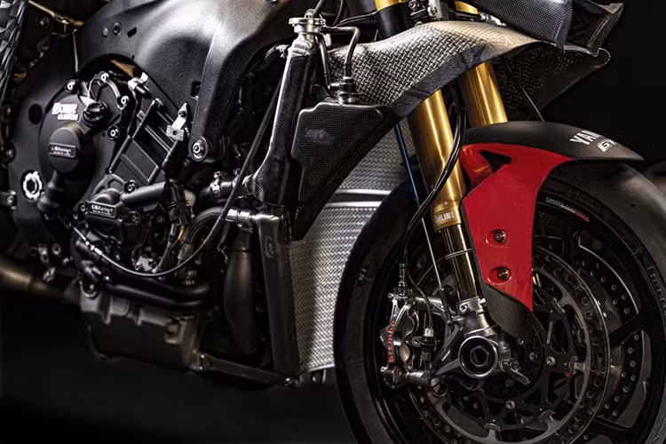 Hệ thống điện tử GPES trên xe được phát triển dữ liệu bởi YMRE tại giải đua WorldSBK và FIM Endurance World Championship. Công nghệ này giúp xe kiểm soát khởi động, quản lý phanh động cơ, tùy chỉnh bơm nhiên liệu và kiểm soát bám đường.