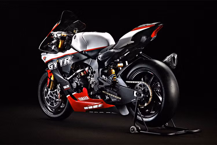 Động cơ của Yamaha YZF-R1 bản tiêu chuẩn sản sinh công suất tối đa 198 mã lực tại vòng tua máy 13.500 v/ph và mô-men xoắn cực đại 112 Nm từ 11.500 v/ph và kết hợp với hộp số 6 cấp.