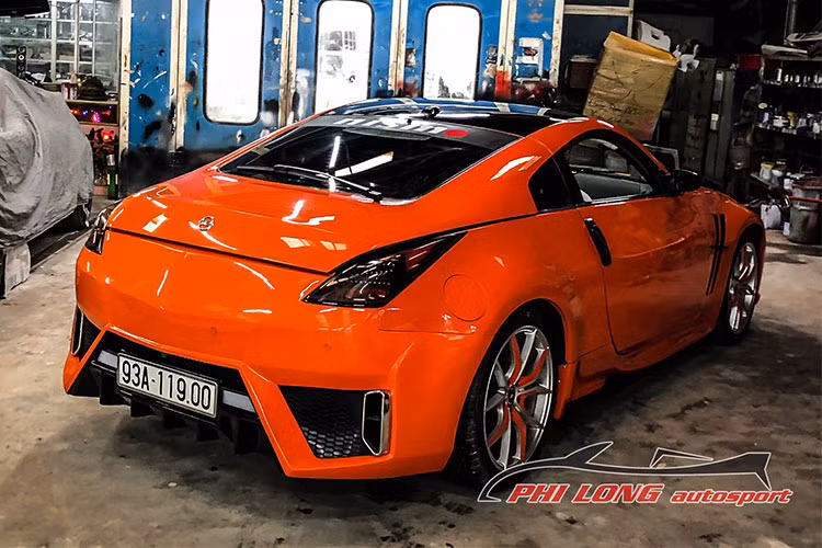 Một số chi tiết khác của chiếc xe Nissan 350Z độ độc đáo này cũng được sáng tạo theo phong cách riêng như kiểu đèn sương mù “hoành tráng” với 2 bóng Projector mỗi bên, tăng cường độ sáng khi đi ban đêm.