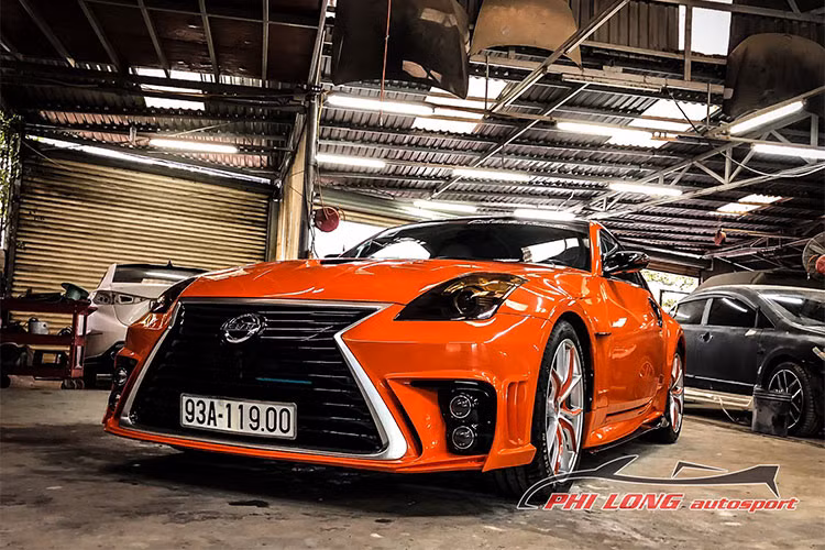 Để phục vụ cho sở thích của một chủ xe thể thao Nissan 350Z tại Bình Phước, xưởng độ Phi Long Auto ở Sài Gòn đã biến hóa chiếc xe 2 cửa nguyên bản theo phong cách xe sang Lexus, khiến chiếc xe này trở nên độc đáo, có thể nói là có 1 không 2 trên không chỉ tại Việt Nam.