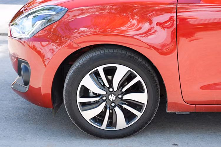 Mẫu xe Suzuki Swift hoàn toàn mới về thị trường Việt Nam sẽ có tới 4 cấu hình khác nhau khi được bán ra trên thị trường. Xe sở hữu bộ la-zăng hợp kim mới hai tông màu cỡ 15 inch hoặc 16 inch. Tay nắm cửa phía sau đặt ở cột C, thay vì đặt ở trên cửa như thông thường.