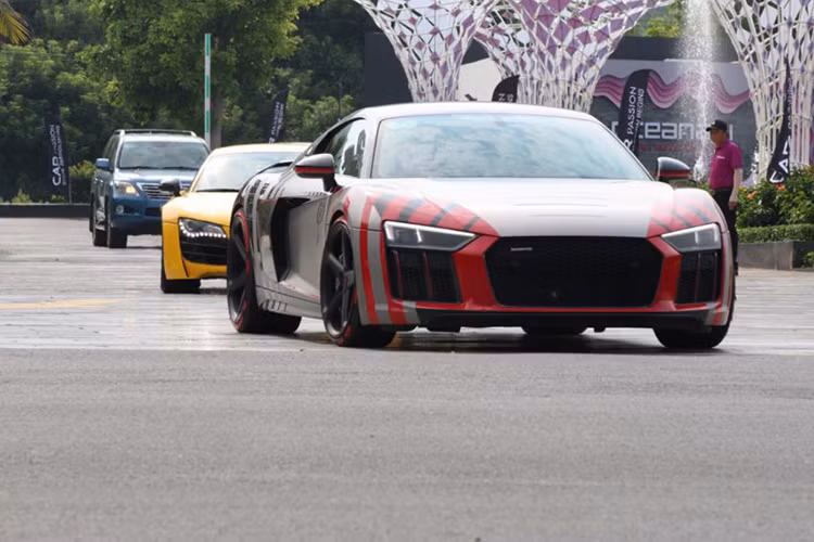 Audi R8 V10 Plus thế hệ thứ 2, chiếc xe được khoác lên mình lớp decal khá độc đáo cùng bộ mâm Vossen 5 chấu 20 inch cách điệu, đơn giản nhưng đẹp. Chiếc xe này thuộc sở hữu của địa gia siêu xe Cường Đô la.
