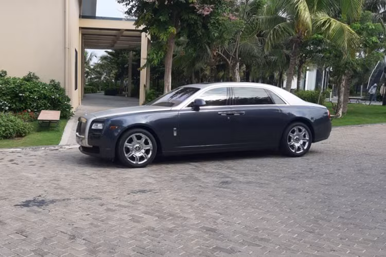 Bên cạnh những chiếc siêu xe còn có sự góp mặt của dàn xe sang tiền tỷ ấn tượng như Bentley Mulsanne EWB, 3 chiếc Mercedes S-Klasse, Mercedes S450 Maybach, bộ đôi Rolls-Royce Ghost series I dual tone...