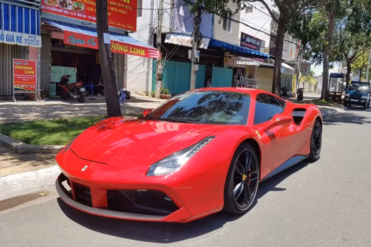 Ngoài ra còn có sự xuất hiện của chiếc Ferrari 488 GTB màu đỏ Rosso Corsa thuộc sở hữu của nam ca sỹ Tuấn Hưng. Chiếc xe mới được tái xuất sau thời gian dài vắng bóng cùng bộ mâm được sơn lại màu đen, góp phần khiến chiếc xe trở nên hầm hố hơn so với trước.