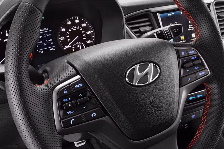 Sức mạnh của Hyundai Lafesta đến từ động cơ GDi 1.6 chia sẻ với “người anh em” Kona Premium GT hiện đang được bán ra trên thị trường. Động cơ trên được kết hợp với hộp số tự động ly hợp kép 7 cấp có khả năng sản sinh công suất 175 HP và mô men xoắn 265 Nm.
