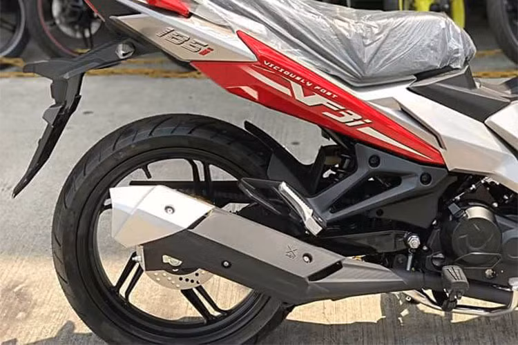 Xe SYM VF3i 2018 sở hữu động cơ SOHC, 4 thì, 4 van, làm mát bằng chất lỏng, dung tích 183 phân khối, sản sinh ra công suất tối đa 17.7 mã lực tại vòng tua máy 8.500 v/ph và mô-men xoắn cực đại 15.3 Nm tại 7.500 v/ph, kết hợp hộp số 6 cấp. Xe chỉ đạt tiêu chuẩn khí thải Euro 3.