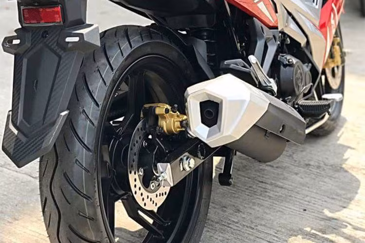 Từng ra mắt tại thị trường Malaysia vào tháng 4/2018 vừa qua, mẫu xe SYM VF3i 2018 có mức giá từ 8,467 RM (tương đương 49,5 triệu đồng) cho bản tiêu chuẩn, và từ 8,785 RM (khoảng 51,4 triệu đồng).