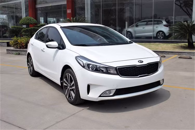 Theo đó, một số đại lý bán xe Kia chính hãng tại Việt Nam đang chào bán mẫu xe sedan Kia Cerato phiên bản mới với giá thấp hơn trước đây. Phiên bản này được trang bị số sàn, được gọi là Kia Cerato 1.6 SMT. Xe sẽ được bán song song với bản MT hiện tại đang bán ra trên thị trường thời gian qua.
