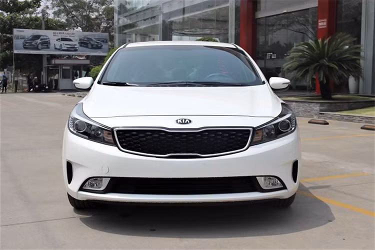 Thân xe vẫn giữ được ngôn ngữ thiết kế năng động, mạnh mẽ và hiện đại của thương hiệu Kia hiện nay với những đường gân dập nổi chạy dọc thân xe. Tay nắm cửa và viền chân kính mạ chrome. Đèn chiếu hậu của xe cũng vẫn sẽ dùng bóng dạng LED, thiết kế khá bắt mắt.