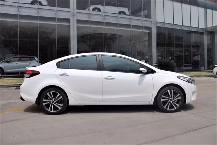 Về ngoại thất diện mạo của mẫu xe sedan Kia Cerato bản SMT mới này vẫn không có sự thay đổi đáng kể. Xe vẫn giữ nguyên kiểu thiết kế hiện đại, trẻ trung. Phần đầu xe với lưới tản nhiệt hình mũi hổ đặc trưng, đèn pha Halogen dạng thấu kính với đèn LED ban ngày.