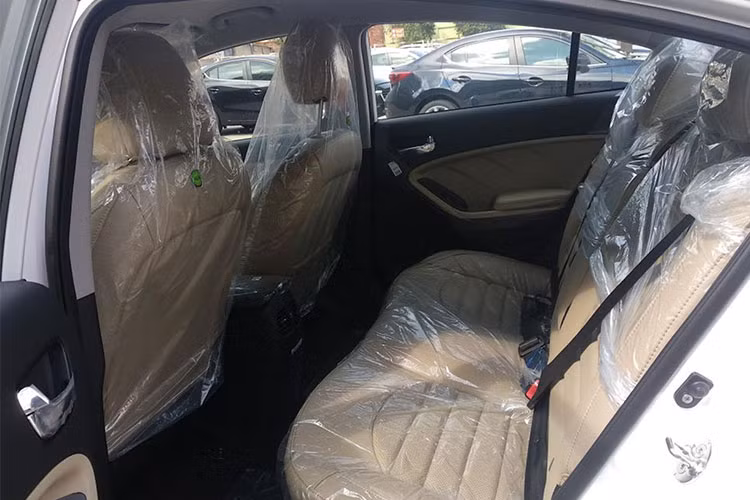 Trang bị an toàn cho Kia Cerato 1.6 SMT mới gồm hỗ trợ phanh (ABS, EBD), kiểm soát hành trình chủ động và 2 túi khí. Hệ thống hỗ trợ phanh khẩn cấp (BA), cân bằng điện tử và ổn định thân xe hiện chỉ có trên bản cao cấp nhất.