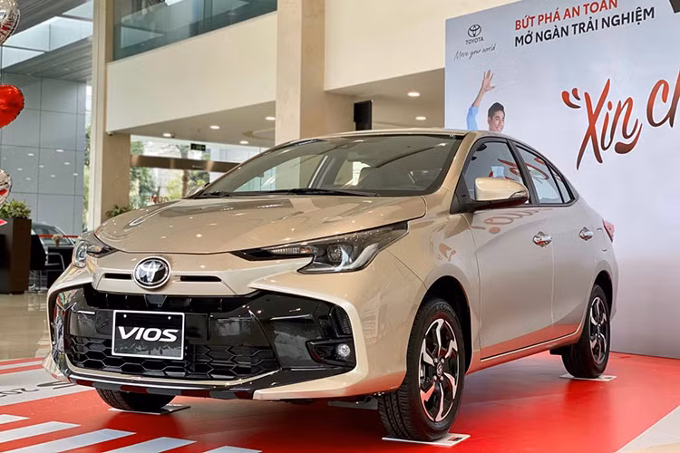 Thứ hạng 3 không còn thuộc về Mitsubishi Xforce mà bất ngờ “vào tay” Toyota Vios. Sức bán của mẫu này cũng giảm như phần đông các sản phẩm trên danh sách nhưng không quá nhiều, chỉ ở mức 1% và đạt 923 xe. Kết quả này giúp Toyota Vios quay trở lại vị trí số 1 của phân khúc sedan hạng B trong tháng 4 sau nhiều tháng bị đè nén bởi các đối thủ.