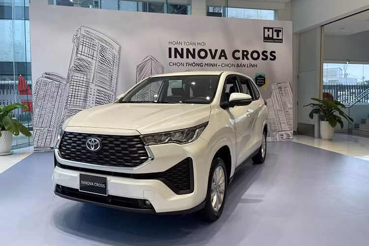 Ngoài Vios và Yaris Cross, thương hiệu Toyota còn đóng góp thêm một đại diện nữa trong danh sách xe bán chạy, Innova Cross, đứng ở vị trí thứ 7. Đây là lần đầu tiên mẫu xe này lọt top kể từ khi được ra mắt. Với doanh số tháng 4/2024 đạt 802 xe, Innova Cross tăng trưởng gấp gần 3,5 lần so với tháng 3.
