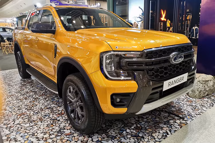 Xếp ở vị trí thứ hai toàn thị trường là bán tải Ford Ranger với doanh số 1.262 xe, chỉ kém Xpander xếp trên đúng 1 xe. Ranger cũng là mẫu bán tải duy nhất thường xuyên góp mặt trong danh sách 10 mẫu xe bán chạy nhất thị trường trong từng tháng.