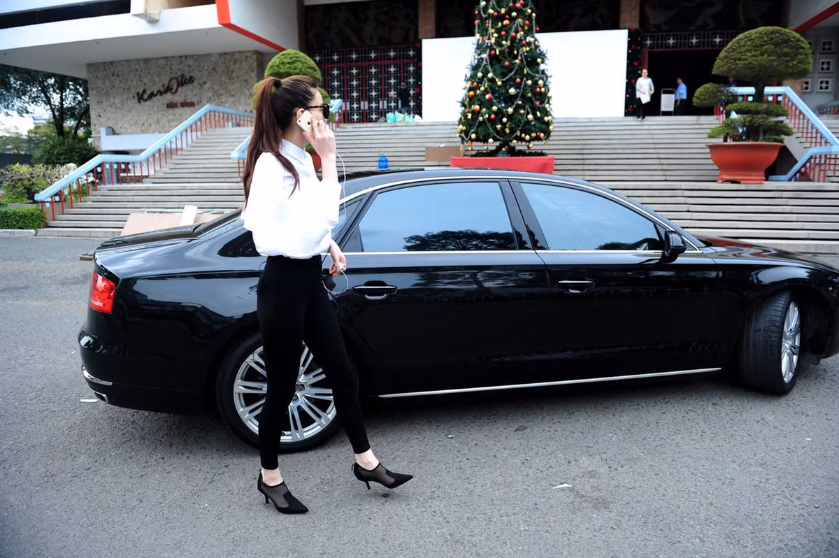 Từng là vợ của một trong những tay chơi xe nổi tiếng nhất Việt Nam - Cường Đô La, Hồ Ngọc Hà cũng bị ảnh hưởng phần nào sở thích chơi xe. Những mẫu xe sang đã từng qua tay nữ ca sĩ gốc Quảng Bình phải kể đến là Range Rover Sport, Range Rover Evoque, Porsche Panamera Turbo, Audi A8L và Jaguar XJL. Hiện tại, Hồ Ngọc Hà đang sử dụng một chiếc Maserati Ghibli S Q4 có giá hơn 6 tỷ. Ảnh: Thành Luân.