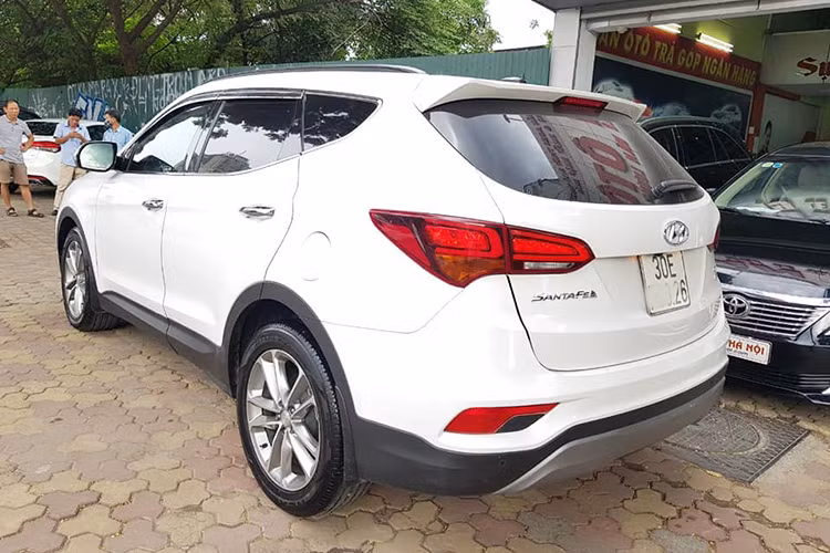 Các trang bị an toàn trên SantaFe thế hệ hiện tại gồm hệ thống chống bó cứng phanh ABS, hỗ trợ phanh khẩn cấp BA, phân bổ lực phanh EBD, kiểm soát lực kéo TCS, chống trượt thân xe VSM,cân bằng điện tử ESC, hỗ trợ khởi hành ngang dốc HAC, hỗ trợ xuống dốc DBC và 6 túi khí trong khoang lái.