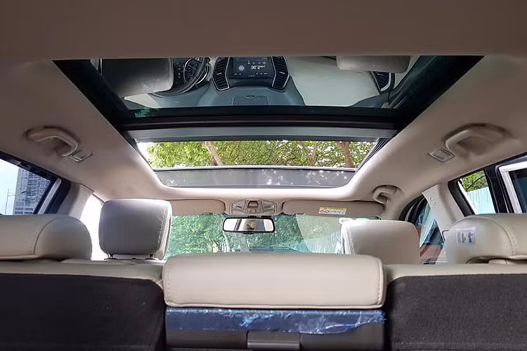 Hệ thống thông tin giải trí trên SUV SantaFe với màn hình DVD 8 inch tích hợp camera lùi cùng bản đồ dẫn đường chính hãng được phát triển dành riêng cho thị trường Việt Nam, hệ thống này cũng có khả năng cập nhật thông qua cổng USB tích hợp ngay sát màn hình và bệ tay.