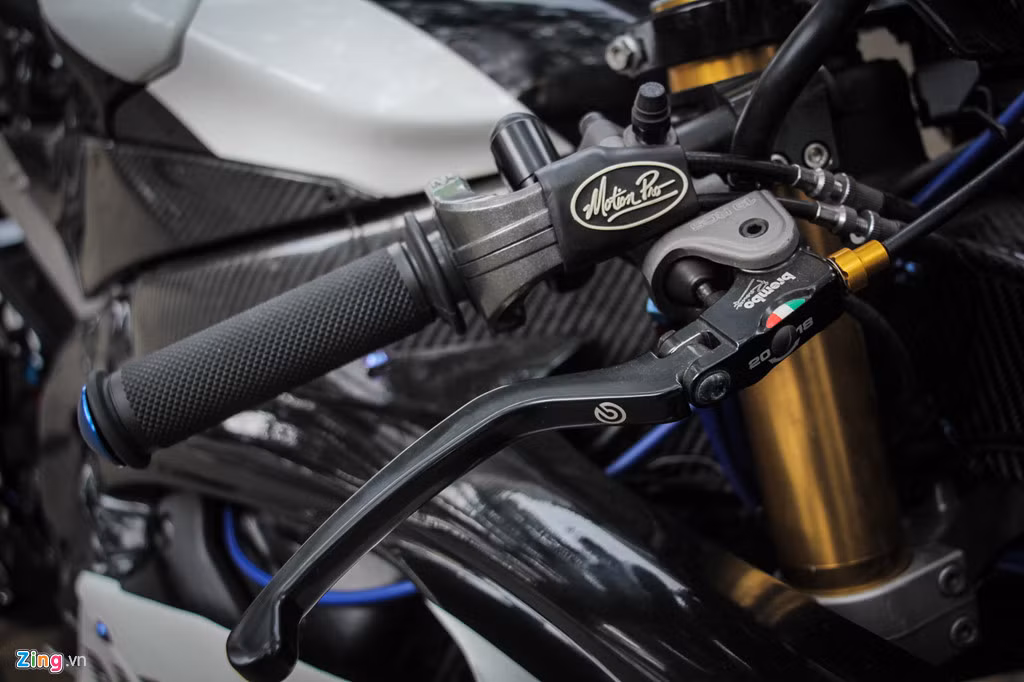 Chiếc xe còn được ốp khá nhiều chi tiếp carbon. Bộ tay cùm hiệu Brembo Billet Racing bằng vật liệu titanium. Tay cùm này có lực bóp rất mạnh và độ nén cao.