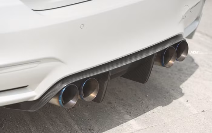 Kết hợp với bộ bodykit, chủ nhân chọn bộ mâm ADV1 mẫu ADV05 Track Spec SL với thiết kế mặt lõm, 5 chấu kiểu ngôi sao nhấn mạnh chất thể thao. Mâm kích cỡ 20x10.5 ở bánh trước và 20x12 ở bánh sau.