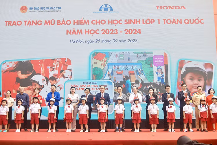 HVN trao tang 2 trieu mu bao hiem cho hoc sinh nam hoc 2023-2024-Hinh-3