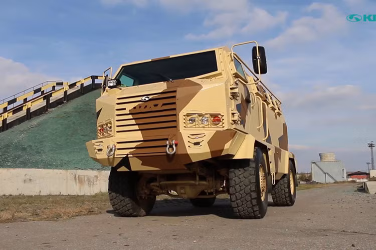 krAZ là một công ty chuyên sản xuất các loại xe quân sự của Ukraine. Chính vì thế việc krAZ cho ra đời mẫu xe chở quân chuyên dụng với lớp giáp chống mìn có tên gọi krAZ-HULK mới đã nhanh chóng thu hút đước sự quan tâm của nhiều người.