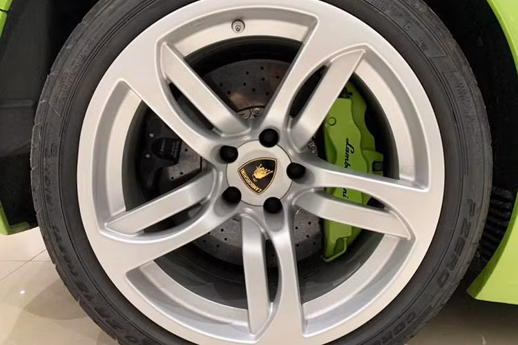 Ngoài màu sơn xanh cốm, siêu xe Lamborghini Murcielago LP640 đang được rao bán còn có vỏ gương, trần xe, khuếch tán cũng như lưới tản nhiệt sơn đen tạo điểm nhấn. Bộ mâm 5 chấu kép của xe sơn màu bạc với cùm phanh màu xanh "tông xuyệt tông" ngoại thất. 