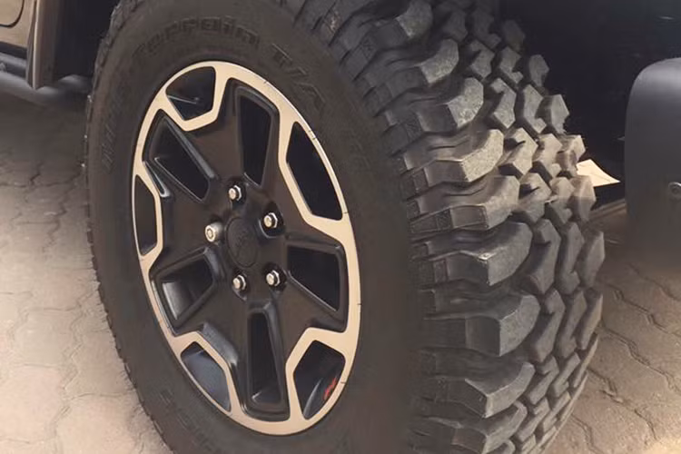 Mẫu xe địa hình Jeep sở hữu bộ vành 5 chấu kích cỡ 18 inch, lốp xe dạng địa hình. Trang bị an toàn đỉnh cao gồm hỗ trợ leo đồi (HAS); điều chỉnh tiết lưu điện tử (ETC) giúp động cơ phản ứng liên tục và tiết kiệm nhiên liệu tối đa; kiểm soát bám được (TCS), chống bó cứng phanh (ABS), hỗ trợ phanh (BA) và cân bằng điện tử (ESP)...