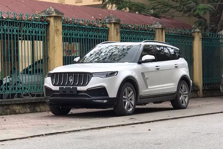 Zotye T700 là mẫu crossover cỡ C có kích thước cụ thể bao gồm chiều dài tổng 4.748 mm, rộng 1.933 mm, cao 1.697 mm và chiều dài cơ sở 2.850 mm. Nói cách khác, Zotye T700 là đối thủ cạnh tranh của Honda CR-V, Nissan X-Trail, Hyundai Tucson và Mazda CX-5 tại Việt Nam.