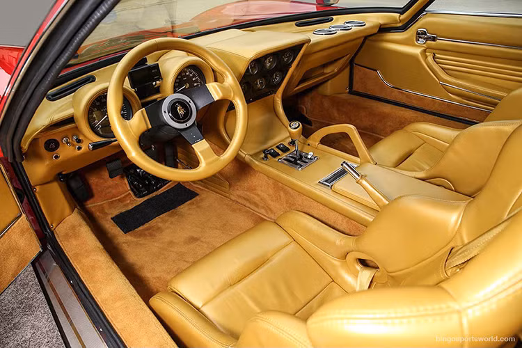 Nội thất bên trong được trang bị ghế lái Recaro bọc da và hệ thống stereo Blaupunkt nổi tiếng vào thời bấy giờ. Toàn bộ nội thất đều được bọc da màu vàng cực chất.