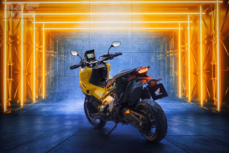 Honda X-ADV nổi bật với thiết kế mặt trước mới, mang lại cảm giác cao cấp cho một chiếc SUV bike, đồng thời duy trì được sự mạnh mẽ, hùng dũng của một chiếc xe phượt địa hình. Kính chắn gió mới được làm từ vật liệu sinh học tái chế, có thể điều chỉnh lên đến 139 mm.