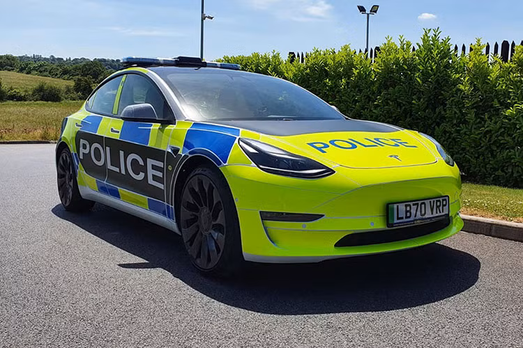 Theo trang tin Auto Express, Tesla Model 3 vẫn đang trong quá trình sản xuất trước khi giao hàng. Sở cứu hỏa và các đơn vị khẩn cấp khác tại Anh cũng sẽ sử dụng mẫu xe điện Tesla Model 3.