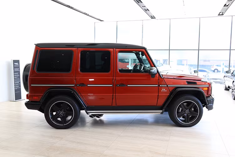 Trước sự "nổi tiếng" của Mercedes-AMG G63 Edition 1 trên mạng xã hội, một đại diện của Mercedes-Benz Việt Nam đã có chia sẻ khá thú vị về 1 chiếc Mercedes-Benz G63 AMG đời cũ, được nhập khẩu chính hãng đã khiến không ít cư dân mạng há hốc mồm.