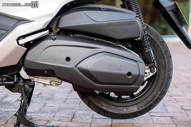 Cung cấp sức mạnh cho xe là động cơ xi-lanh đơn 399cc đạt tiêu chuẩn Euro5, bên trong các đường hút xả đã được điều chỉnh và công suất tối đa tăng 2% là 34 mã lực và mô-men xoắn cực đại 39,5Nm.