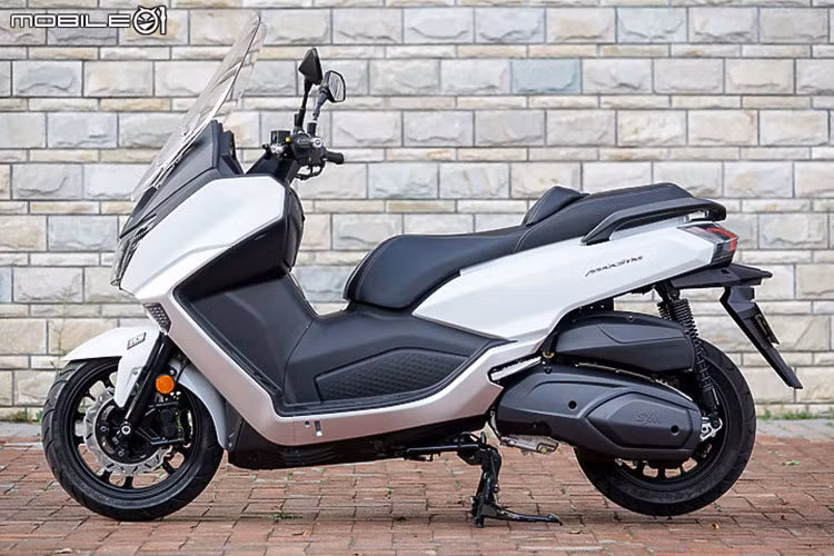 Ở bản nâng cấp mới, mẫu xe ga SYM Maxsym 400 2021 mới đã được hãng xe Đài Loan thay đổi hoàn toàn thiết kế cũng như trang bị của xe.