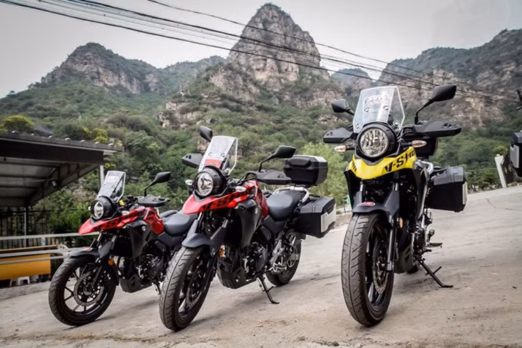 Xe môtô Suzuki V-Strom 250 là mẫu adventure cỡ nhỏ hoàn toàn mới được giới thiệu đến công chúng trong khuôn khổ triển lãm môtô quốc tế Milan vào năm 2016. Với việc chính thức bán ra thị trường (Anh là nơi đầu tiên), Suzuki sẽ có bộ đôi môtô cỡ nhỏ dành cho những người mới chơi gồm chiếc sport GSX250R và chiếc adventure V-Strom 250.