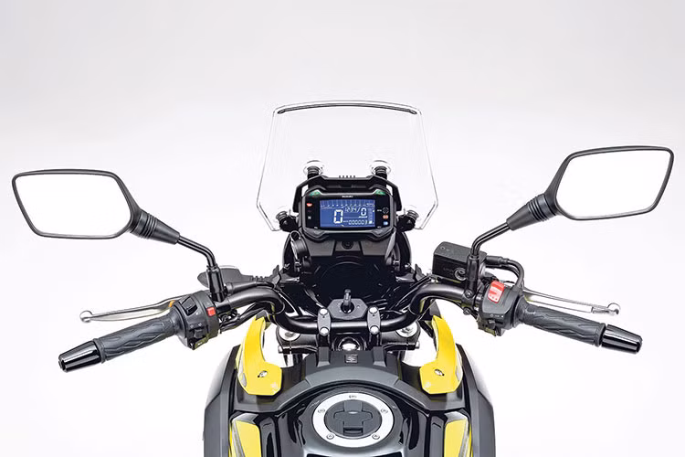 Trên bảng đồng hồ của V-Strom 250 là một màn hình LDC đơn sắc dạng kỹ thuật số được thiết kế y hệt các dòng xe Suzuki GSX-R150/S150, với điểm khác biệt duy nhất là đèn báo ABS mới xuất hiện. Ngoài ra, chiếc xe còn được trang bị cổng sạc 12V để sạc các thiết bị di động cá nhân.