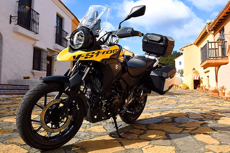 Suzuki V-Strom 250 2017 sở hữu khối động cơ xy-lanh đôi song song, dung tích 248 cc, sản sinh công suất tối đa 24,7 mã lực tại vòng tua máy 8.000 vòng/phút và mô-men xoắn cực đại 22 Nm tại vòng tua máy 8.500 vòng/phút. Hệ thống ống xả lớn, đạt chuẩn khí thải, lượng nhiên liệu tiêu thụ trung bình của xe trung bình khoảng 31,6 km/lít hay 3,16 lít/100 km.