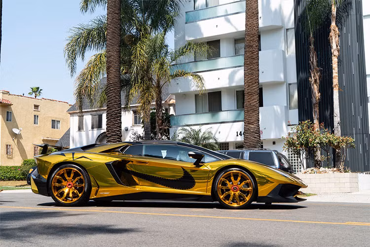 Nếu bạn là một fan của Chris Brown, sẽ dễ dàng nhận thấy sự xuất hiện của những chiếc "siêu bò" Lamborghini hàng khủng trong các MV của anh chàng này. Những chiếc xe của thương hiệu bò tót này không chỉ xuất hiện trong các MV, mà còn ở cả lời những bài hát do anh sáng tác.