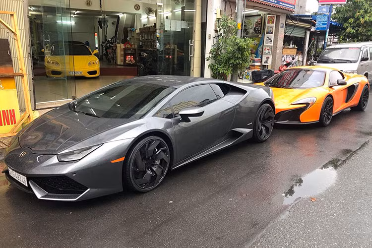 Không chỉ độ mâm, chủ nhân cũ của chiếc siêu xe McLaren 650S Spider màu cam tại TP HCM này còn chú ý đến "tiếng thở" của xe nên đã trang bị ống xả độ của hãng IPE. Đây là một hãng độ ống xả khá được các chủ nhân chơi siêu xe tại Việt Nam ưa chuộng.
