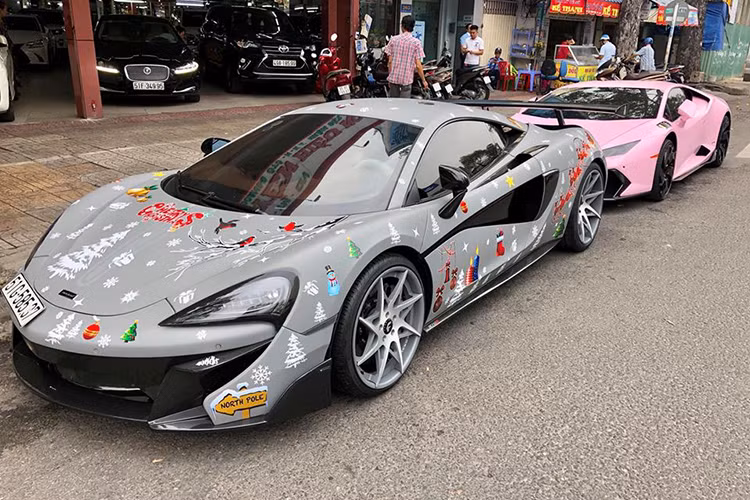 Trước đây, chiếc McLaren 570S này từng qua tay đại gia siêu xe Cường đô la. Tuy nhiên hiện nay, nó đang thuộc sở hữu của một showroom siêu xe tại quận 5, Sài Gòn. Tại thị trường Mỹ, giá xe McLaren 570S là 184.900 USD, tương đương 4,03 tỷ. Thời điểm mới về Việt Nam, chiếc 570S đầu tiên này sở hữu mức giá lên tới hơn 12 tỷ đồng.