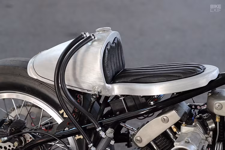Yên của bản độ Chopper V4 này được thiết ké khá kỳ dị với phong cách solo nhưng mang hơi hướng cafe racer. Đáng chú ý là một bình xăng phụ cũng được thiết kế ngay phía sau người lái - khá độc đáo và lạ lùng.