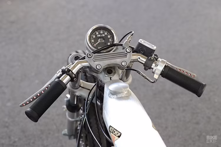 Được xem là bản độ Chopper V4 từ Harley-Davidson dị thường nhất từ trước đến nay, chiếc xe gần như được "đập đi, xây lại" hoàn toàn. Phần đầu của xe cụm đèn pha gần như biến mất, tay lái của xe được làm mới lại, cụm đồng hồ cũ được giữ nguyên và không có một nút bấm nào.