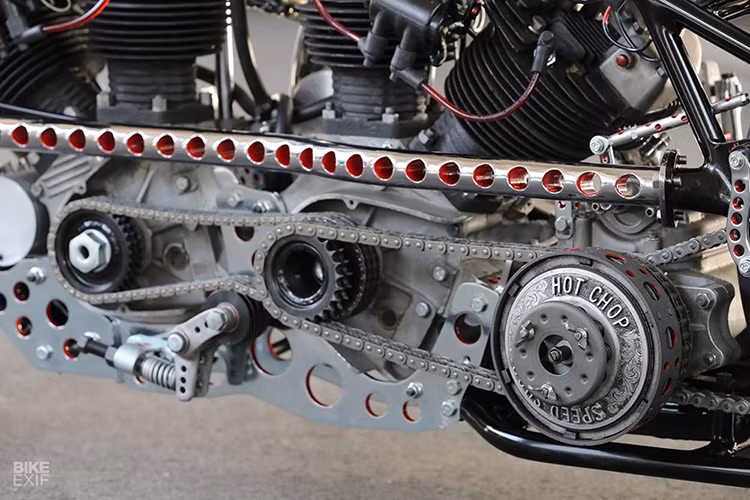 Để "chiều lòng" được 2 cỗ máy V-twin này, bản độ phải sử dụng 2 bình xăng riêng biệt để cung cấp nguyên liệu cho 2 bình xăng con. Bình xăng thứ nhất được làm theo kiểu truyền thống được đặt phía trước ghế lái, bình xăng thứ 2 được thiết kế lại và được đặt vào vị trí gù sau của chiếc xe, nằm sát với yên xe của người lái.