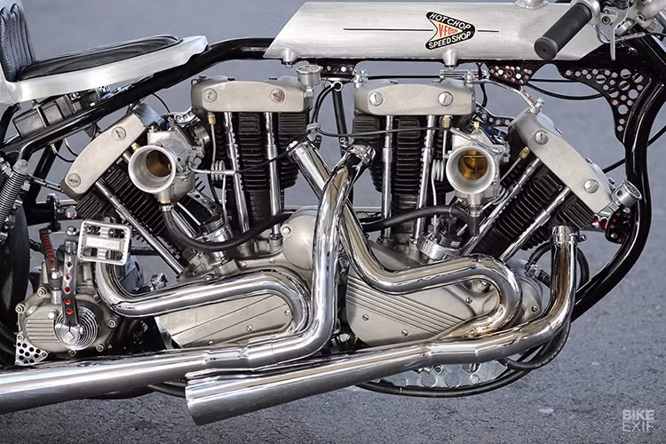 Hai cỗ máy V-twin của chiếc xe môtô Harley-Davidson đời 1960 được các tay thợ độ đặt liên tiếp nhau trông khá lạ mắt và gây tò mò.