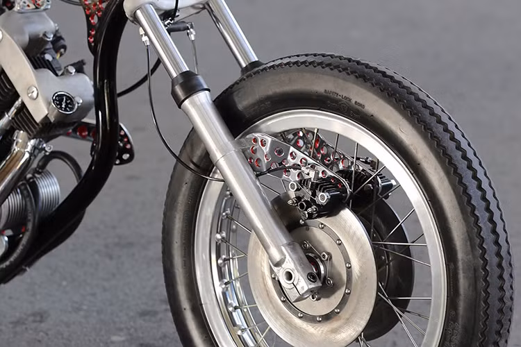 Phuộc trước của chiếc xe khá dài và phải chịu lực tốt nên các nhà độ xe đã lấy cặp phuộc từ chiếc Ducati 750 huyền thoại. Phanh trước và phanh sau được đặt làm riêng bởi các hãng độ hàng hiệu như Willwood.