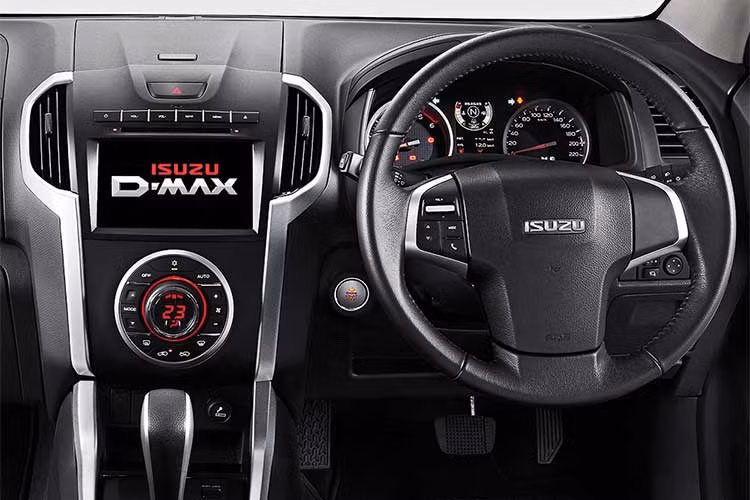 Theo đó, D-Max 2018 sẽ được nâng cấp hệ thống thông tin giải trí mới cho phiên bản Premium, Z-Prestige 2.5 L và các bản 3.0 L. Dù hệ thống này vẫn sử dụng màn hình cảm ứng 8 inch, nhưng nó trang bị thêm hệ thống định vị đặc biệt của Isuzu và tương thích với điện thoại thông minh.